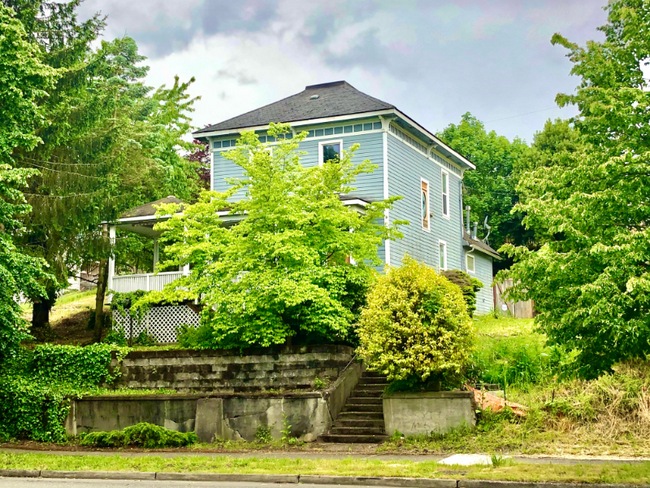 Building Photo - 1942 S Yakima Ave