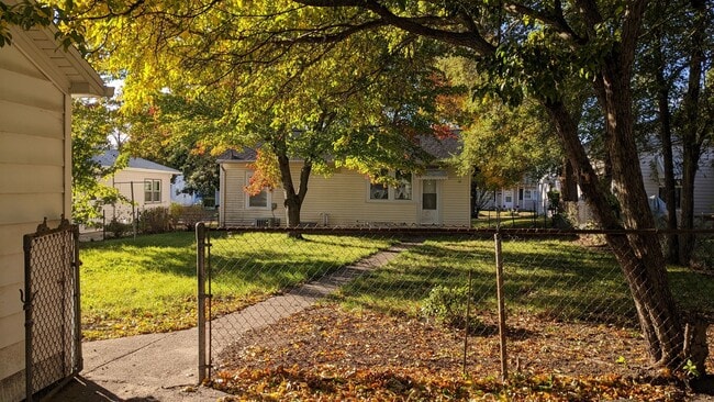 Building Photo - 2 Bedroom Available now