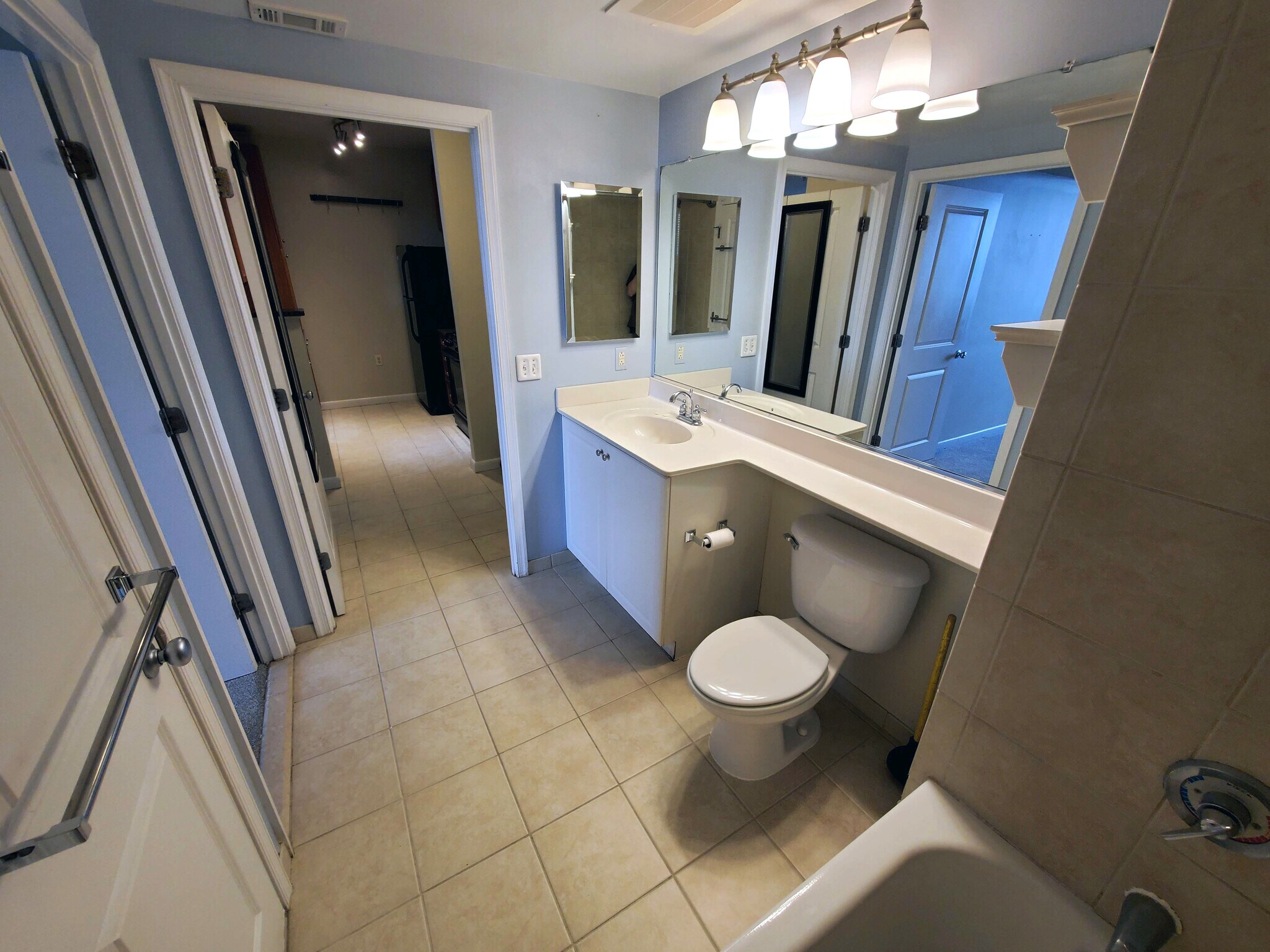 Bathroom - 851 N Glebe Rd
