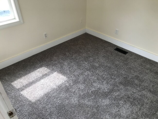 Building Photo - Newly Renovated 2 Bedroom House