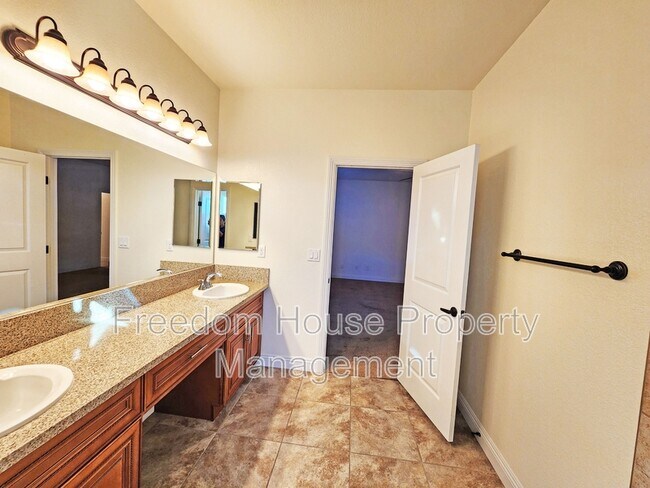 Building Photo - 4920 Honey Locust Dr