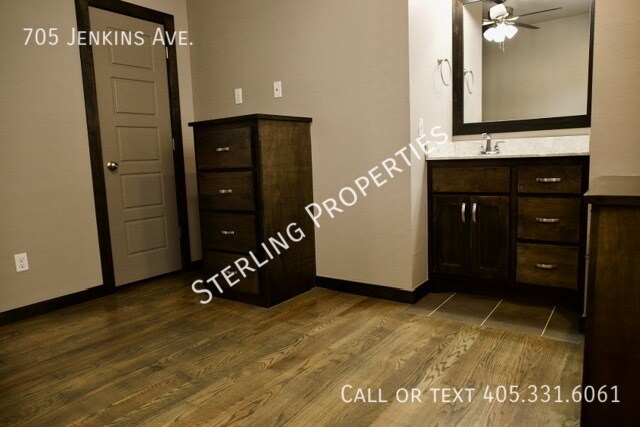 Building Photo - 705 S Jenkins Ave