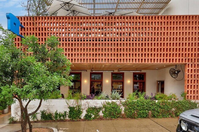 Building Photo - 800 Embassy Dr