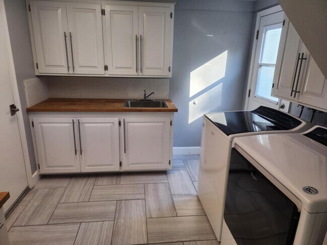 Building Photo - 9345 Golondrina Dr