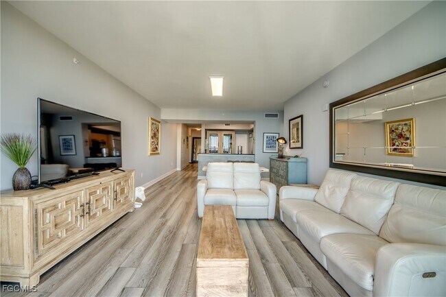 Building Photo - 3000 Oasis Grand Blvd