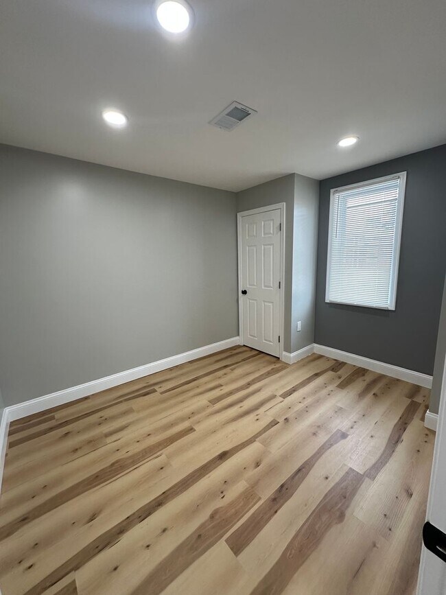 Building Photo - Fully renovated 2Bed/1 bath rowhome- Upper...