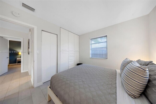 Building Photo - 707 NE 22nd Dr