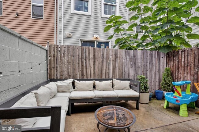 Building Photo - 1767 N Mascher St