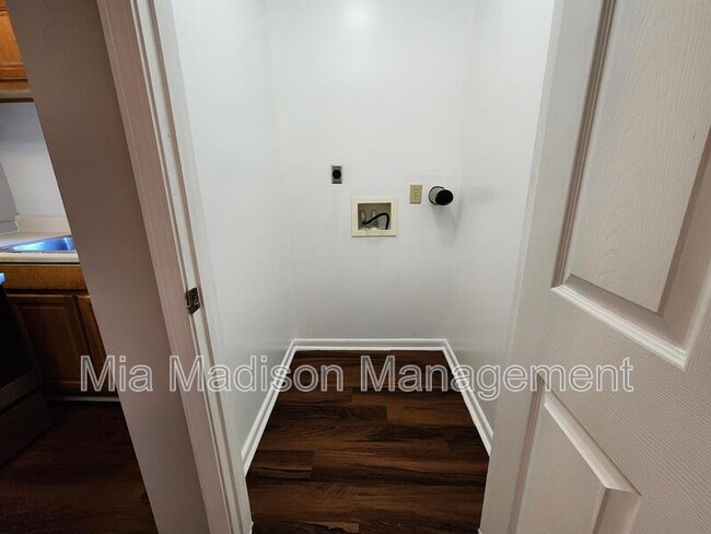 Building Photo - 620 W Anderson Ln