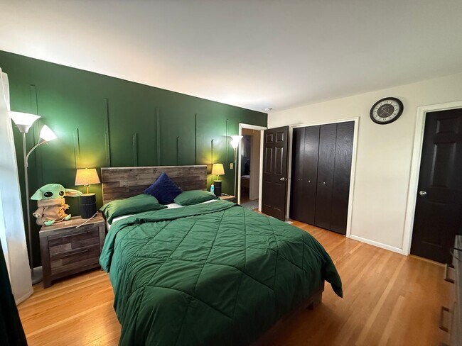 Building Photo - Beautiful 4 bed 2.5 Bath Bloomington SF Ho...