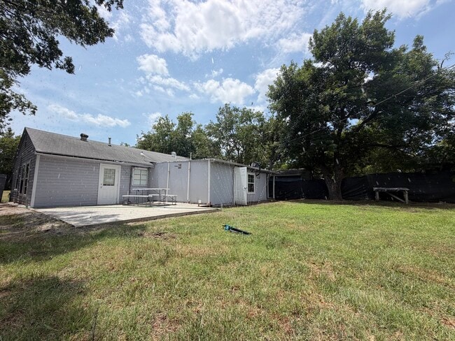 Building Photo - 714 SW Dallas St