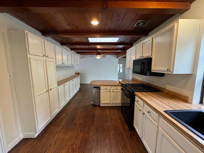 Building Photo - Wonderful 2 story home in Orinda