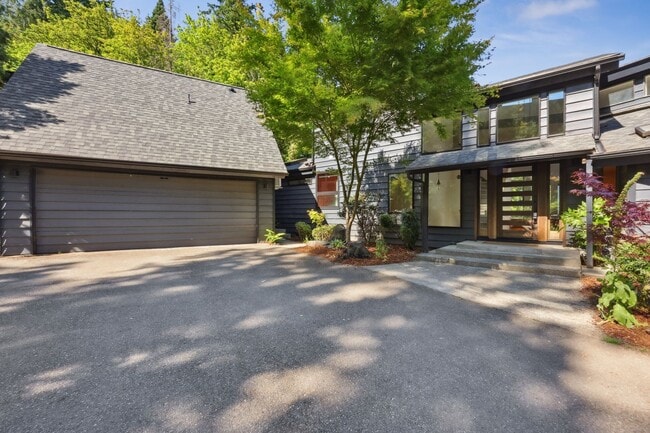 Building Photo - Stunning 3,146 Sq. Ft. Olympia Waterfront ...