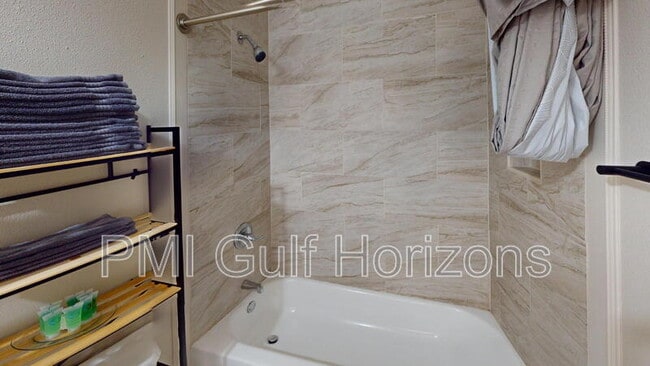 Building Photo - 3900 Baywoods Dr