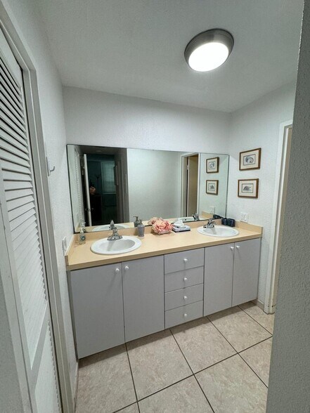 Building Photo - 3505 S Ocean Dr