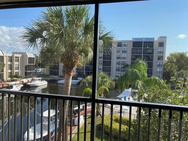 Building Photo - 11 Royal Palm Way