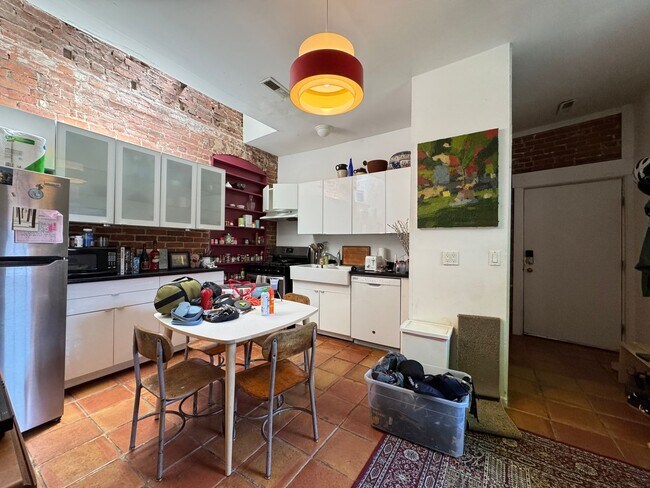 Building Photo - Furnished 1BR Suite in East Rock | Private Gated Garden | Cathedral Ceilings & Skylights