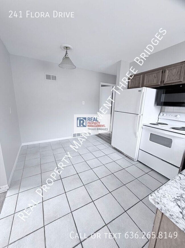 Building Photo - 241 Flora Dr