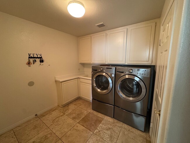 Building Photo - 5 Bedroom Luxury home