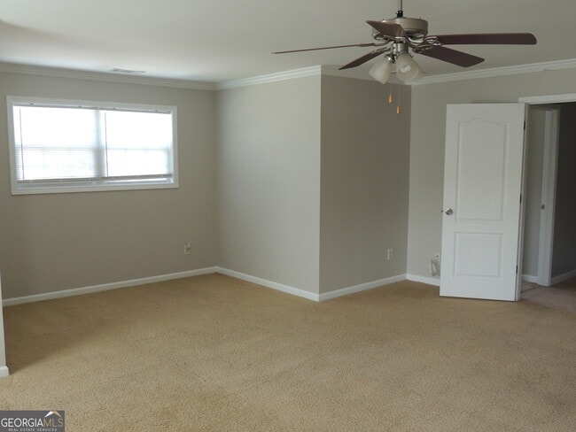 Building Photo - 450 MacLand Dr