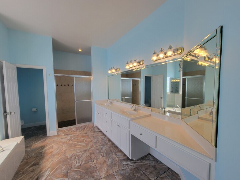 Mater bath- double vanity - 7327 Rodgers Dr