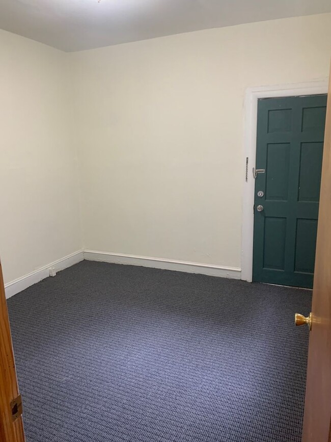 Building Photo - 3 bedroom home - must see !