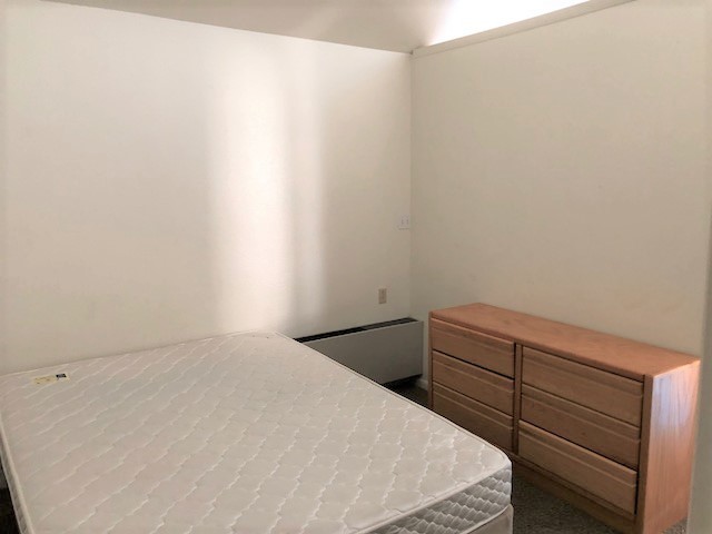 Large Bedroom/Furnished - 98 880 N