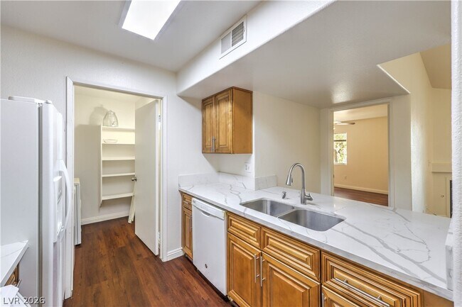 Building Photo - 7885 W Flamingo Rd