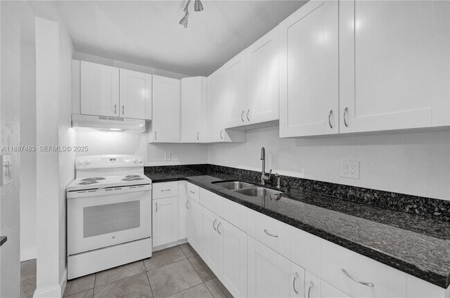 Building Photo - 5050 Bayview Dr