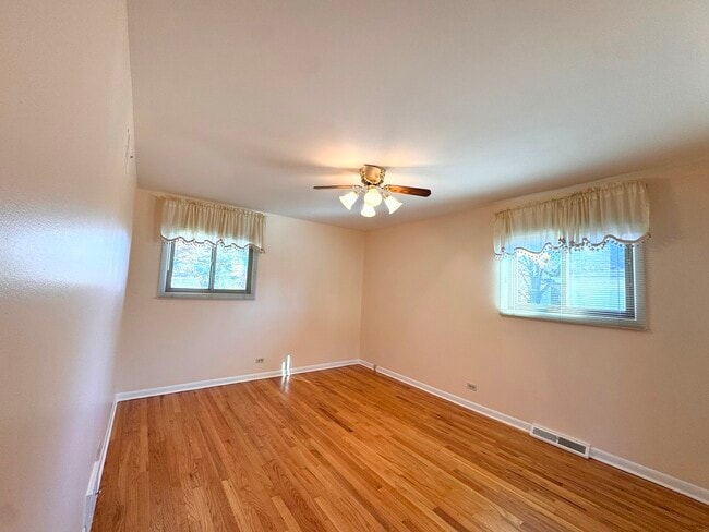 Building Photo - 1042 W Central Rd