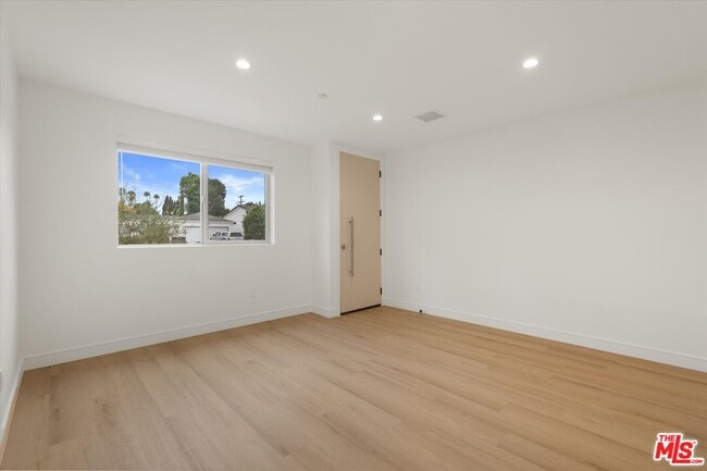 Building Photo - 5530 1/2 Sunnyslope Ave