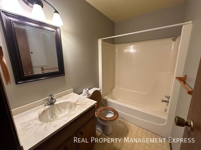 Building Photo - Spacious 2 Bedroom Apartment