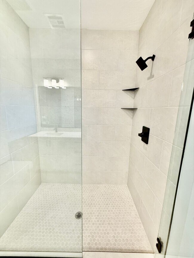 Building Photo - BRAND NEW Four Bedroom Townhome in Desert ...