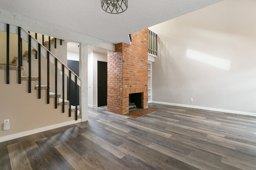 Building Photo - Charming 2BR + Loft Townhome with Stylish ...