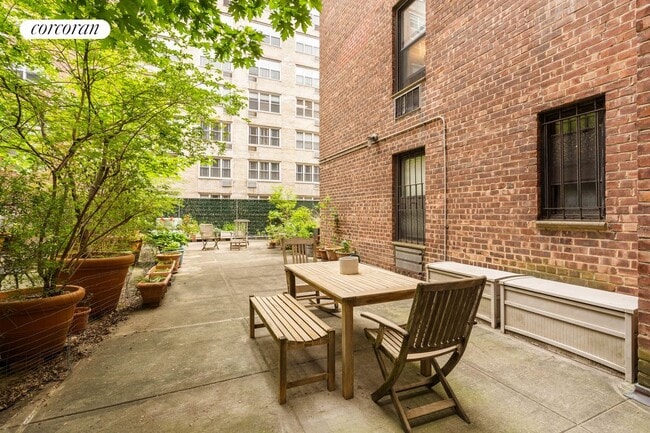 Primary Photo - 211 E 18th St