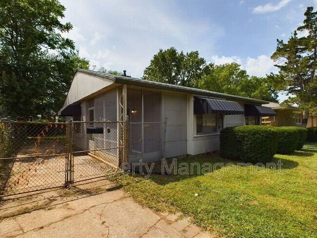 Building Photo - 2813 E Meyer Blvd