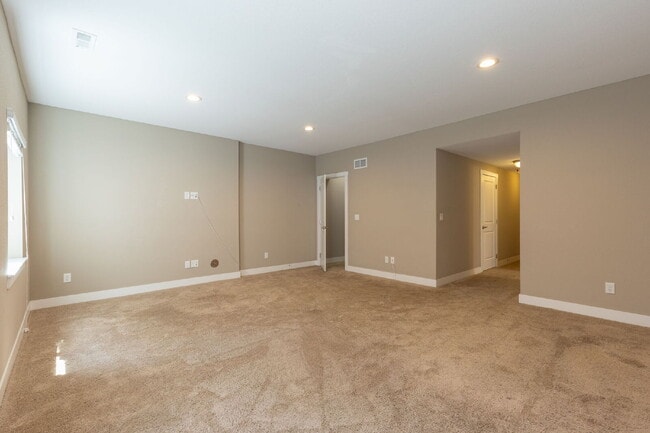 Building Photo - 6bd/4.5 bath home in Southwest Longmont!