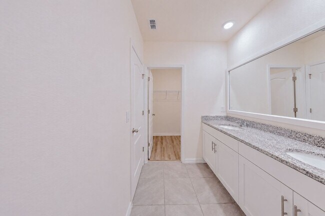 Building Photo - Like-New End-Unit 3 Bedroom Townhome