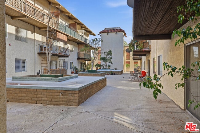 Building Photo - 5460 White Oak Ave