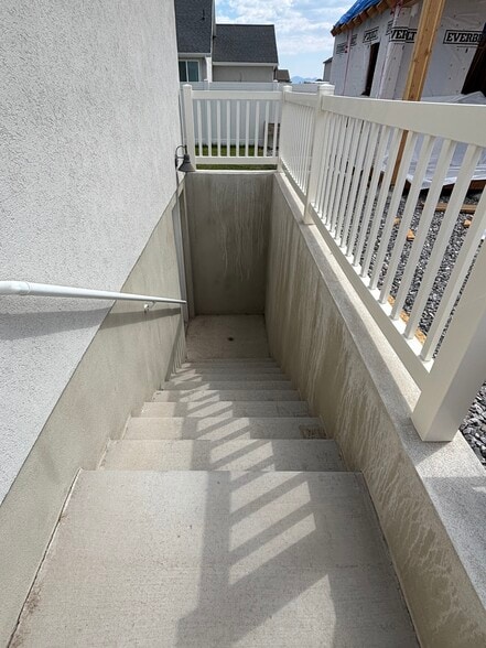 Entrance to unit - 188 E Bruin Dr