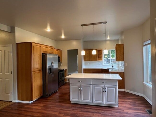 Building Photo - Beautiful 5bd 3ba home on corner lot, Edge...
