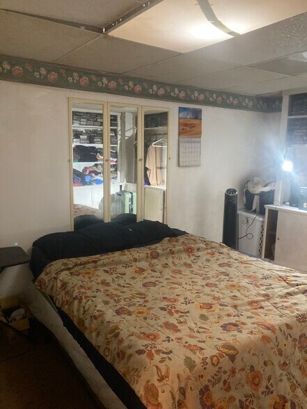 Full-size bed – clothing unit - 764 Lenore Ln