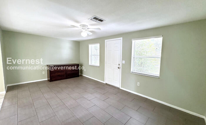 Building Photo - 3509 Kingsbury Dr