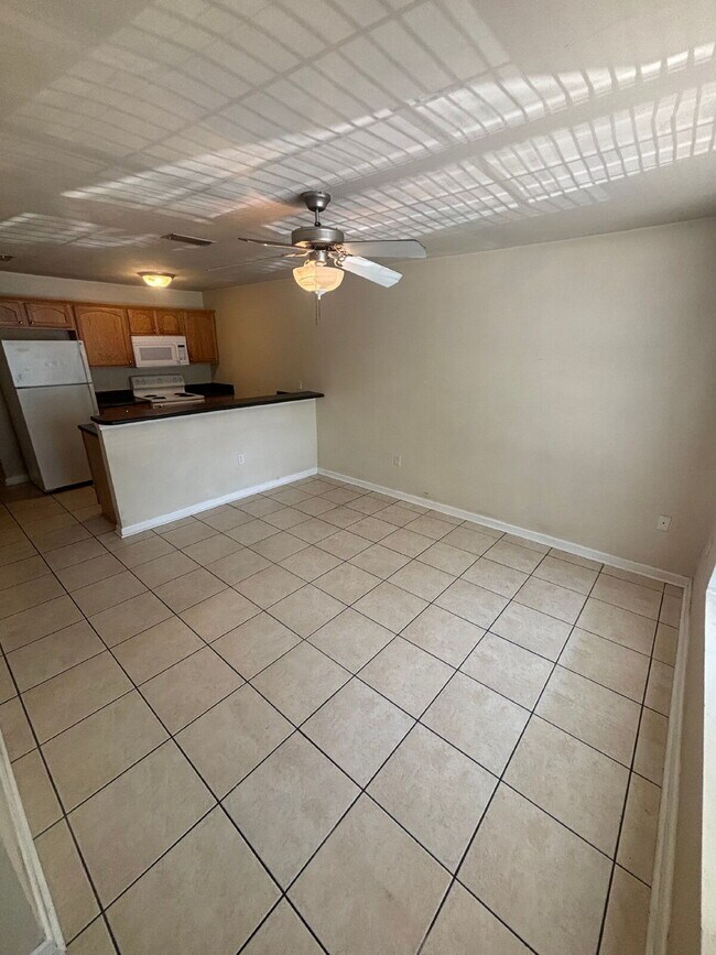 Building Photo - Awesome 3x3 Townhouse with Private Driveway!