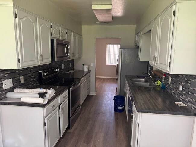 Building Photo - No HOA. Oversized 3/2 Home. NEW PHOTOS COMING SOON