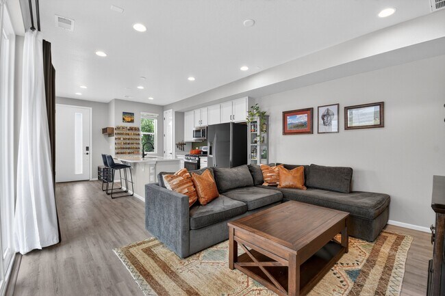 Building Photo - 5350 Routt Ct