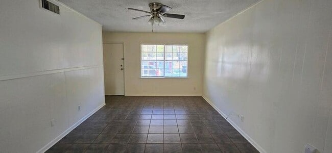 Building Photo - Available- Charming 2-Bedroom Home in Longview