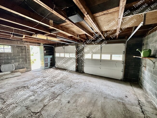Building Photo - 2115 Lake Rd