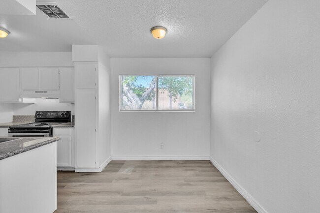 Building Photo - 2508 E Mesquite Ave