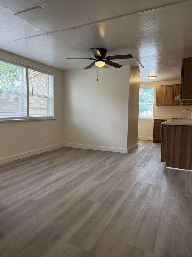 Building Photo - 606 S Montezuma St